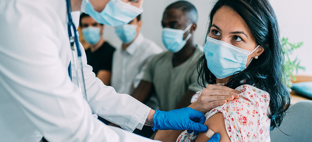 Medico che somministra un vaccino al paziente