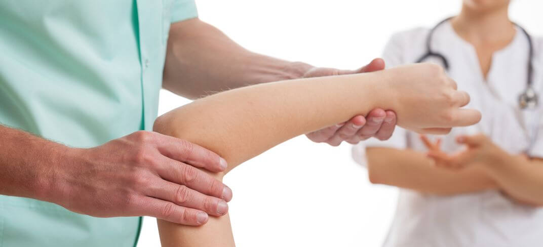 Medico che esamina il braccio del paziente